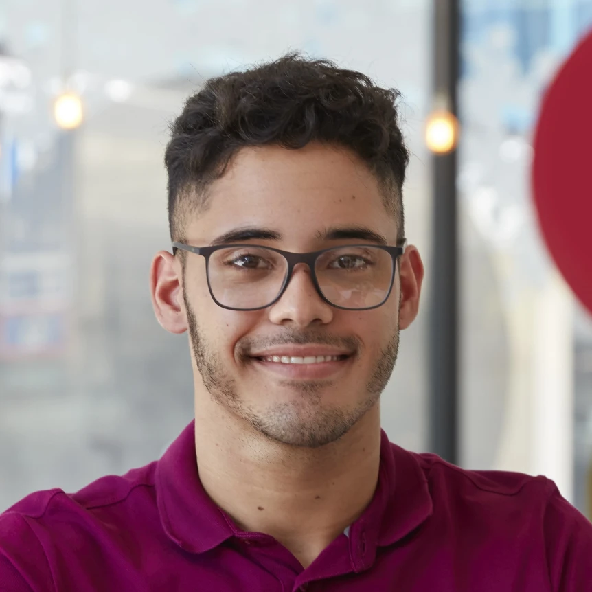 Persona sonriente que ha tomado decisiones financieras inteligentes con la ayuda de Isa.