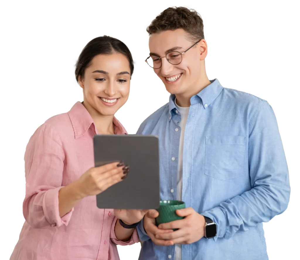 Pareja contratando su PPR desde una tableta