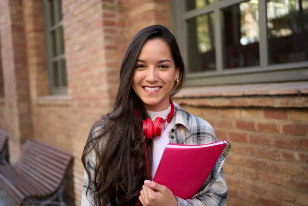 Joven feliz con su plan educativo, gracias a que sus padres aseguraron su futuro financiero con la asesoría de Isa.